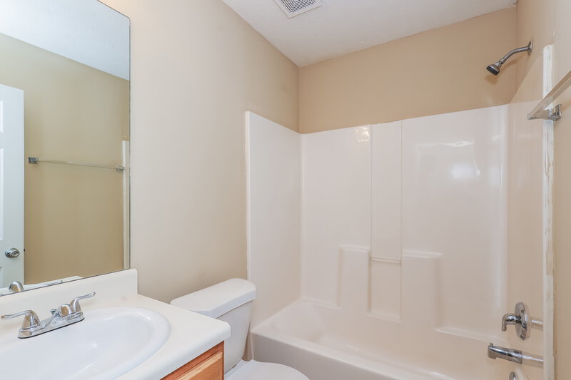 1,880/Mo, 10 Carey Ct Grantville, GA 30220 Bathroom View