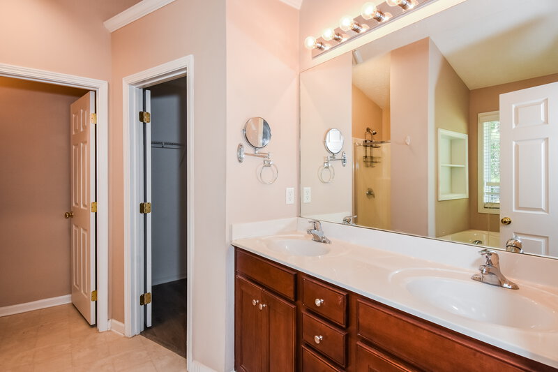 3,240/Mo, 217 E Skyline Vw Dallas, GA 30157 Main Bathroom View