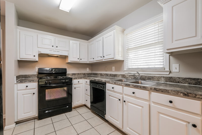 2,280/Mo, 605 Oxford Crest Ct Lawrenceville, GA 30043 Kitchen View 3