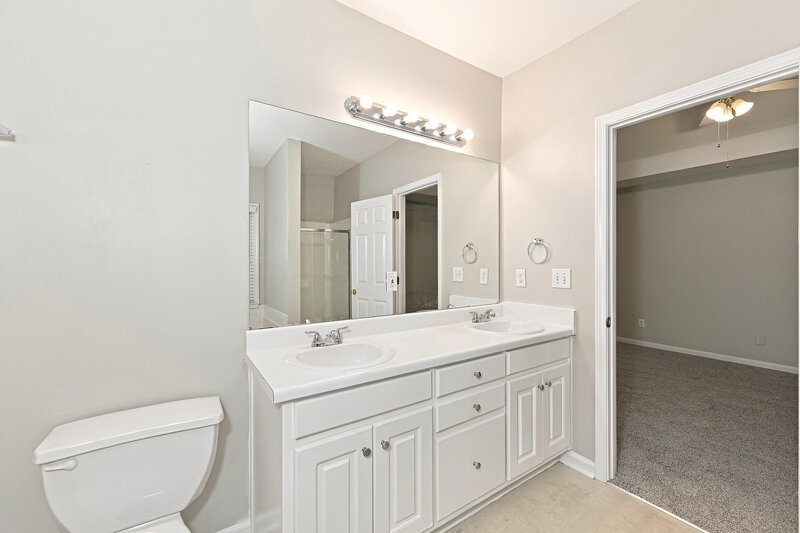 2,305/Mo, 605 Oxford Crest Ct Lawrenceville, GA 30043 Primary Bathroom View