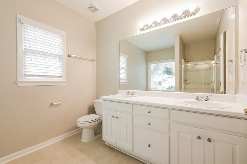 2,280/Mo, 605 Oxford Crest Ct Lawrenceville, GA 30043 Main Bathroom View