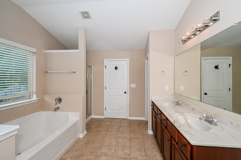 2,525/Mo, 3720 Brookhollow Dr Douglasville, GA 30135 Main Bathroom View