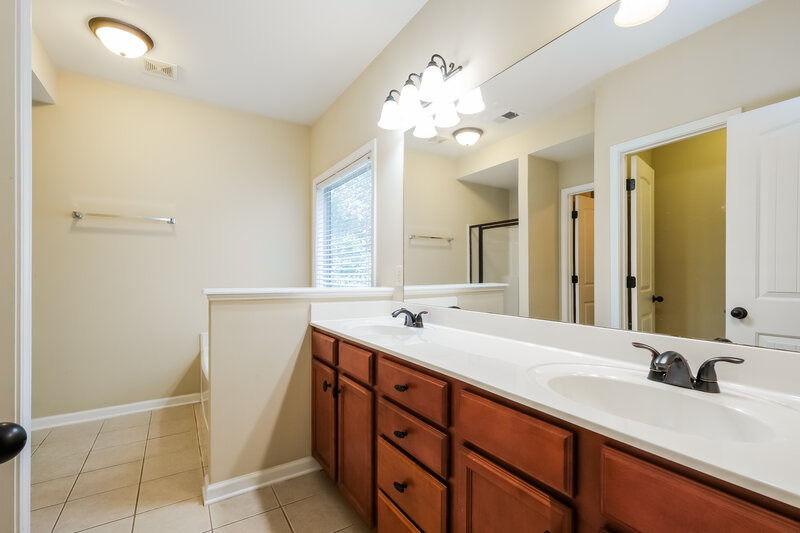 2,305/Mo, 634 Royal Crest Ct Canton, GA 30115 Main Bathroom View
