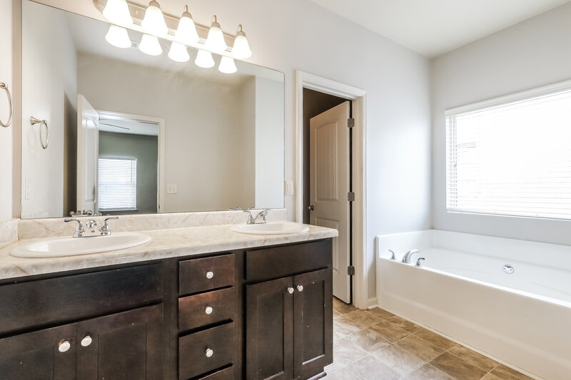 2,470/Mo, 1314 Little Hampton Dr Lawrenceville, GA 30045 Main Bathroom View