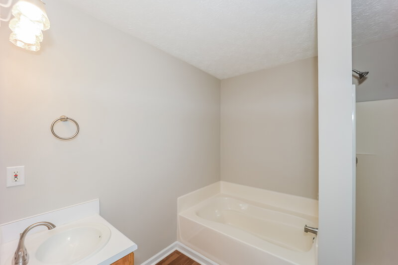 1,825/Mo, 94 Virginia Heights Dr Newnan, GA 30263 Main Bathroom View