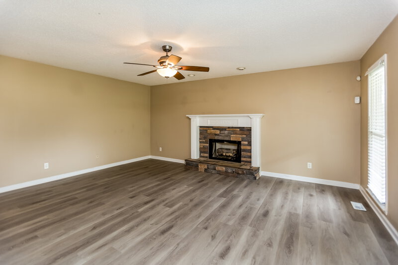 2,150/Mo, 815 Tynsdale Dr Douglasville, GA 30134 Living Room View 2