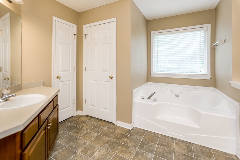 2,150/Mo, 815 Tynsdale Dr Douglasville, GA 30134 Main Bathroom View
