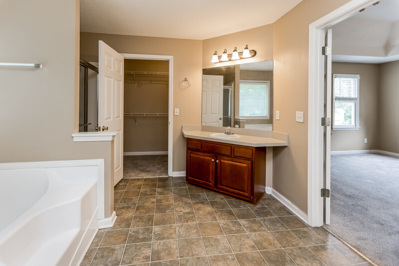 2,150/Mo, 815 Tynsdale Dr Douglasville, GA 30134 Main Bathroom View 2