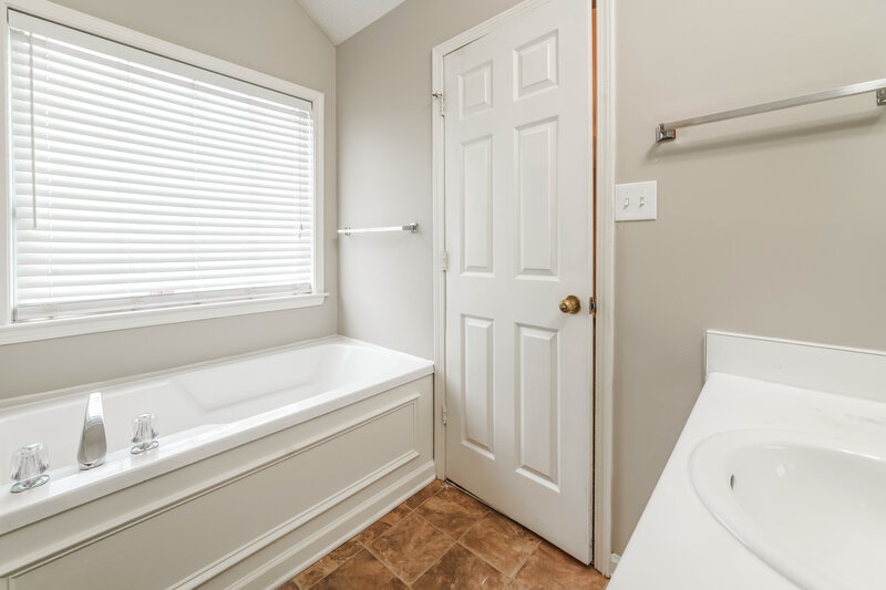 1,950/Mo, 47 Noah Dr Newnan, GA 30265 Main Bathroom View 2