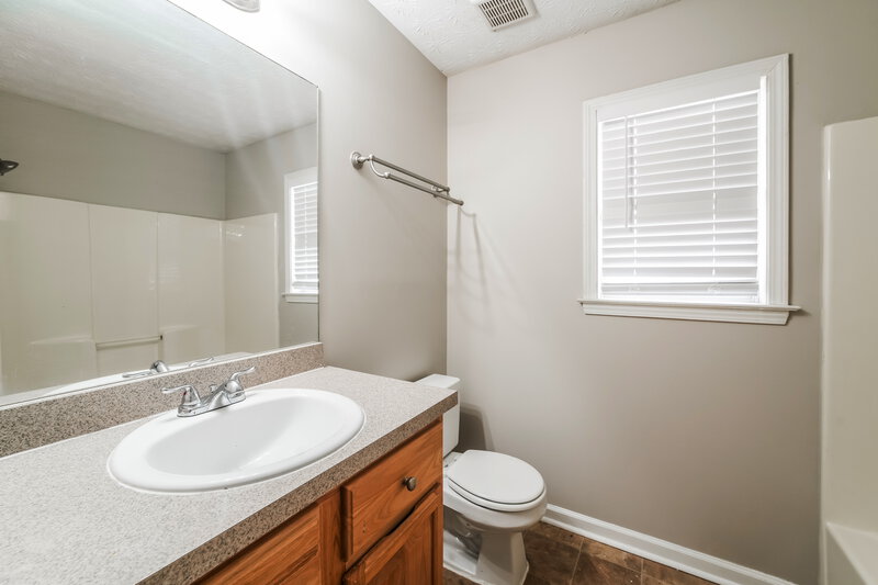 1,950/Mo, 47 Noah Dr Newnan, GA 30265 Bathroom View