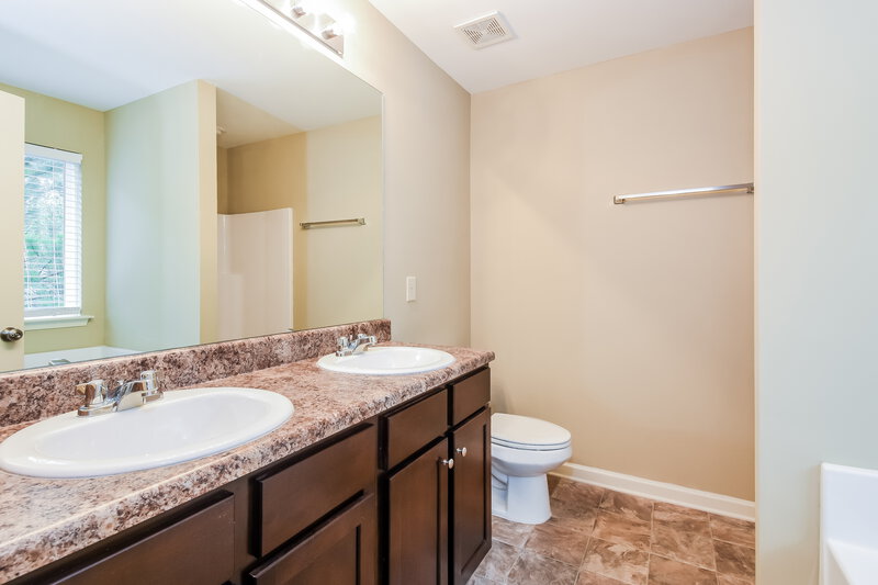 1,775/Mo, 161 Crescent Woode Way Dallas, GA 30132 Main Bathroom View