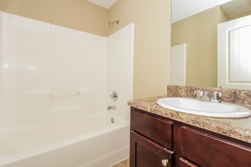 1,820/Mo, 141 Crescent Woode Way Dallas, GA 30157 Bathroom View