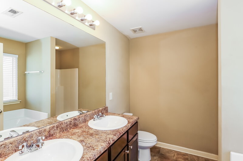 1,885/Mo, 41 Crescent Ln Dallas, GA 30157 Main Bathroom View