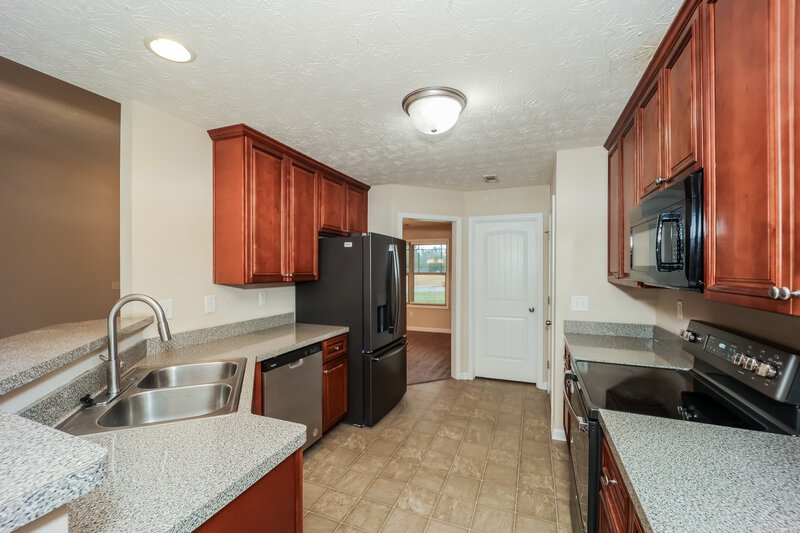 1,730/Mo, 21 Saint Charles Pl Grantville, GA 30220 Kitchen View