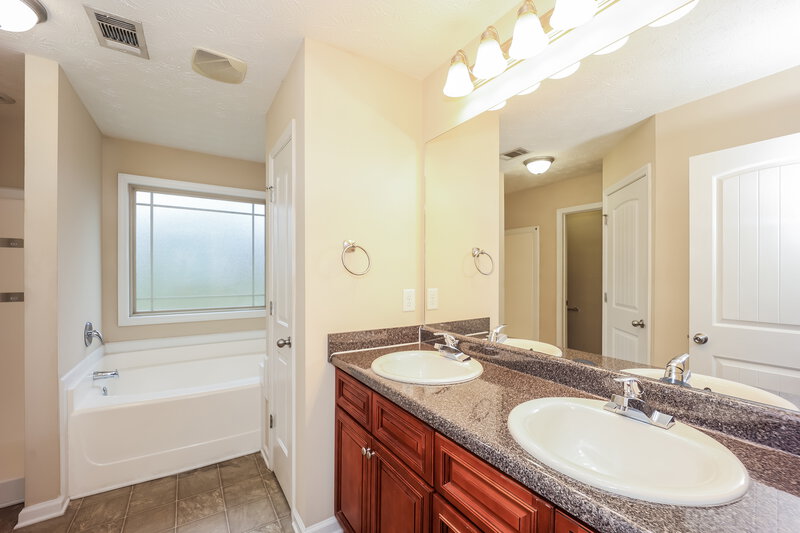 1,730/Mo, 21 Saint Charles Pl Grantville, GA 30220 Main Bathroom View