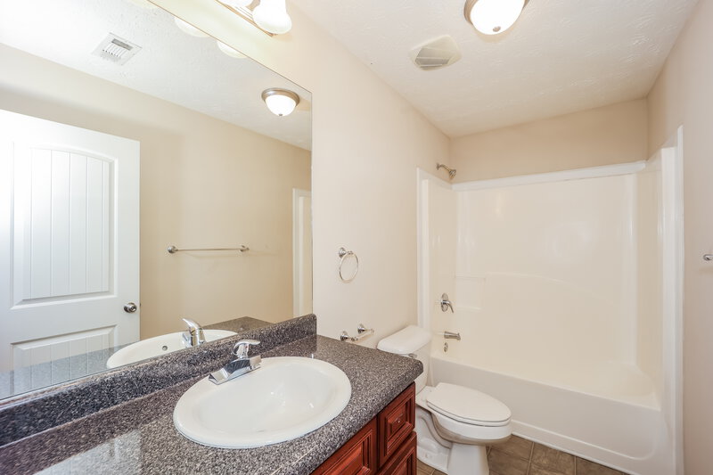 1,730/Mo, 21 Saint Charles Pl Grantville, GA 30220 Bathroom View