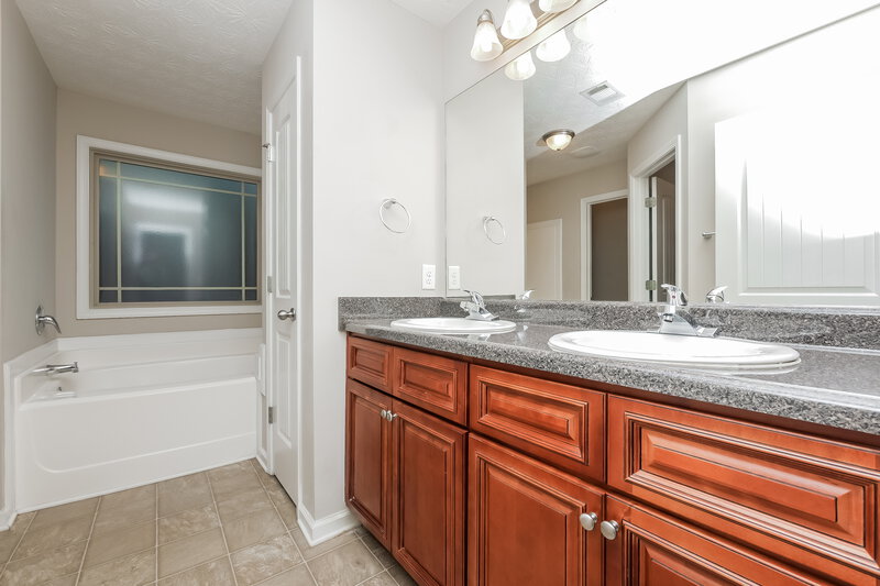 1,705/Mo, 109 Fuller Ct Grantville, GA 30220 Main Bathroom View