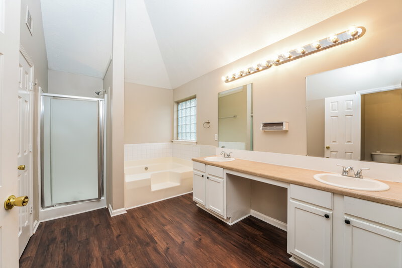 2,125/Mo, 4670 Bridle Point Pkwy Snellville, GA 30039 Main Bathroom View