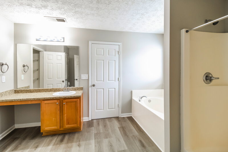 2,290/Mo, 525 McGiboney Ln Covington, GA 30016 Main Bathroom View
