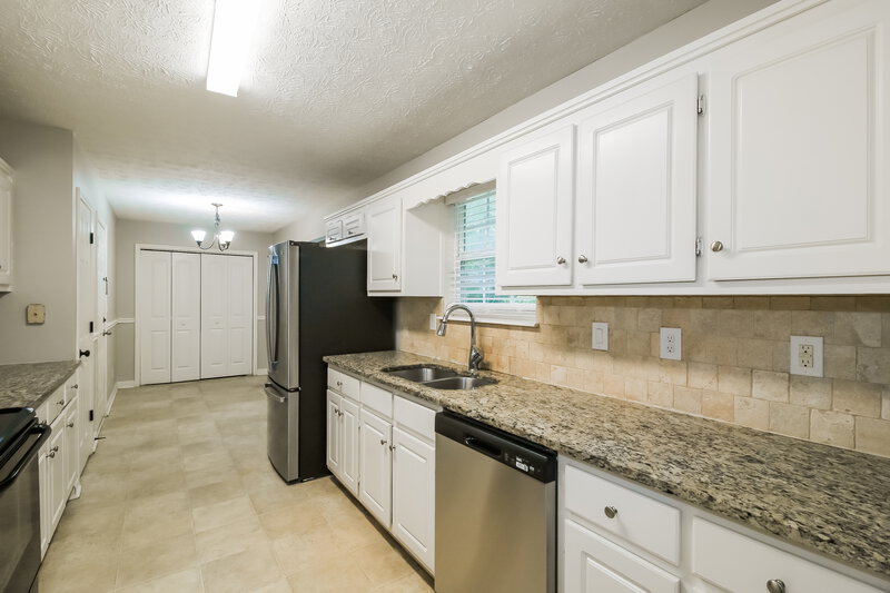 1,790/Mo, 1169 Granite Ln Loganville, GA 30052 Kitchen View 2