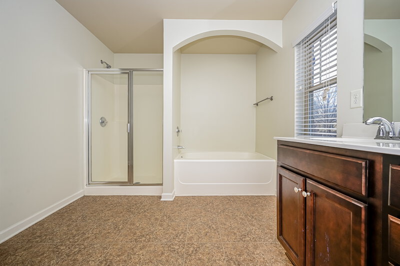 2,195/Mo, 185 Stillwood Dr Newnan, GA 30265 Main Bathroom View