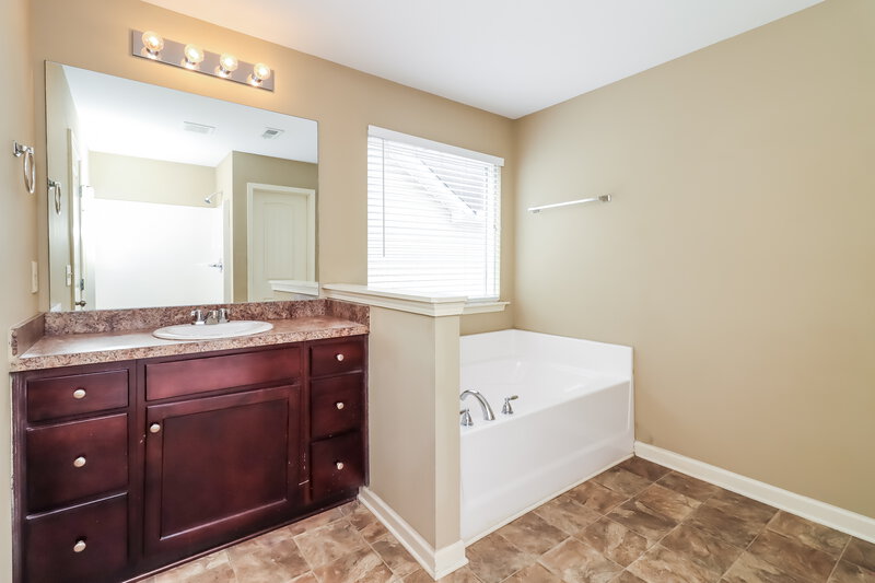 1,870/Mo, 442 Highland Falls Dr Hiram, GA 30141 Main Bathroom View