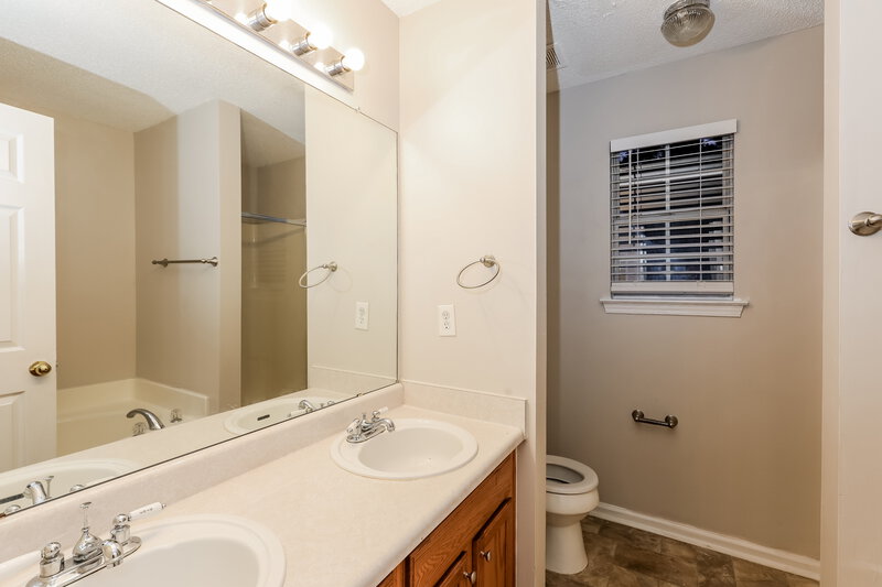 1,895/Mo, 4091 Angels Dr Stockbridge, GA 30281 Main Bathroom View
