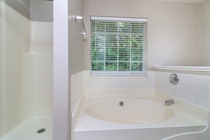 2,210/Mo, 1240 Chris Lake Dr Lawrenceville, GA 30046 Main Bathroom View