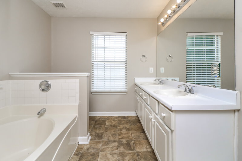 2,210/Mo, 1240 Chris Lake Dr Lawrenceville, GA 30046 Main Bathroom View 2
