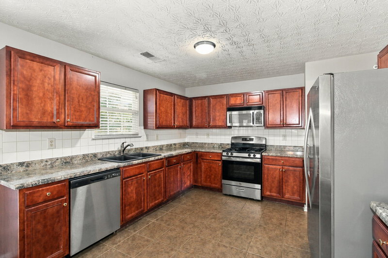 2,265/Mo, 86 Saint Charles Pl Sharpsburg, GA 30277 Kitchen View