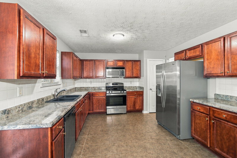 2,265/Mo, 86 Saint Charles Pl Sharpsburg, GA 30277 Kitchen View 2