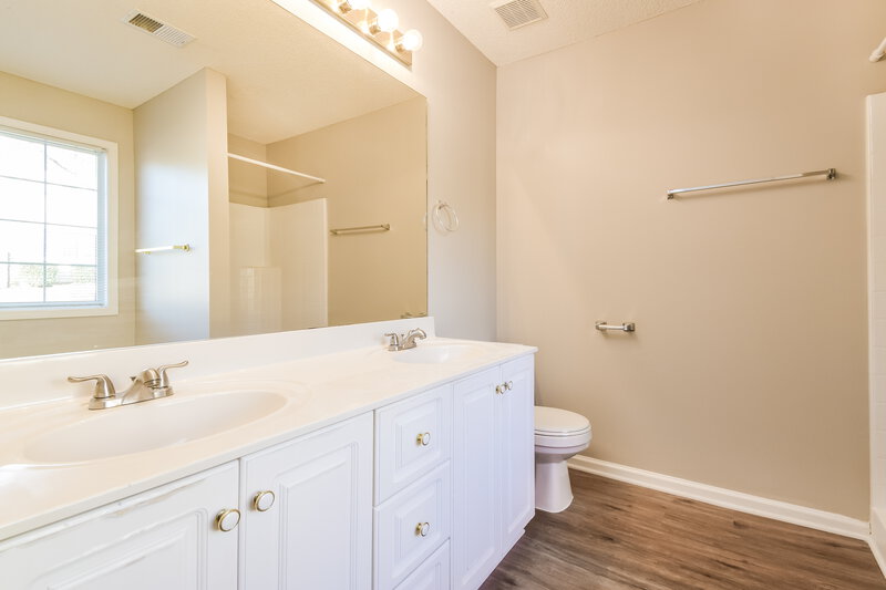 2,510/Mo, 208 Chesapeake Ln Woodstock, GA 30189 Main Bathroom View