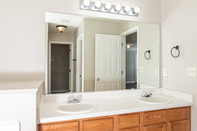 1,900/Mo, 1405 Stephens Pond Vw Loganville, GA 30052 Main Bathroom View