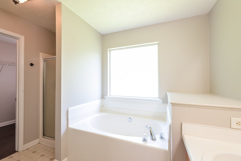 1,900/Mo, 1405 Stephens Pond Vw Loganville, GA 30052 Main Bathroom View 2