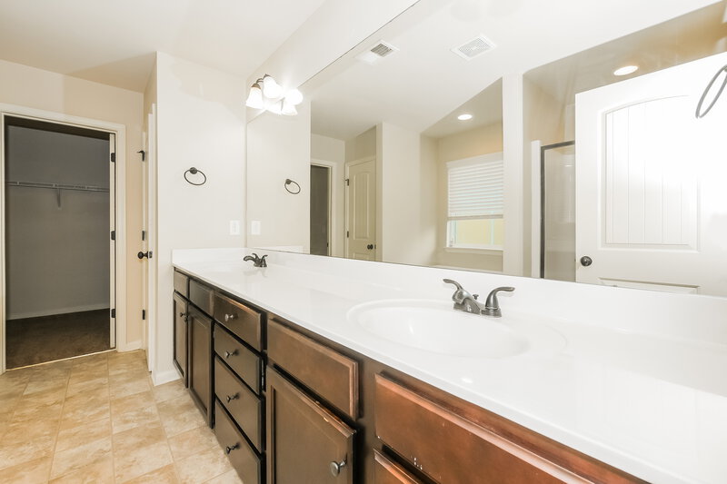 2,360/Mo, 917 Piedmont Dr Locust Grove, GA 30248 Main Bathroom View