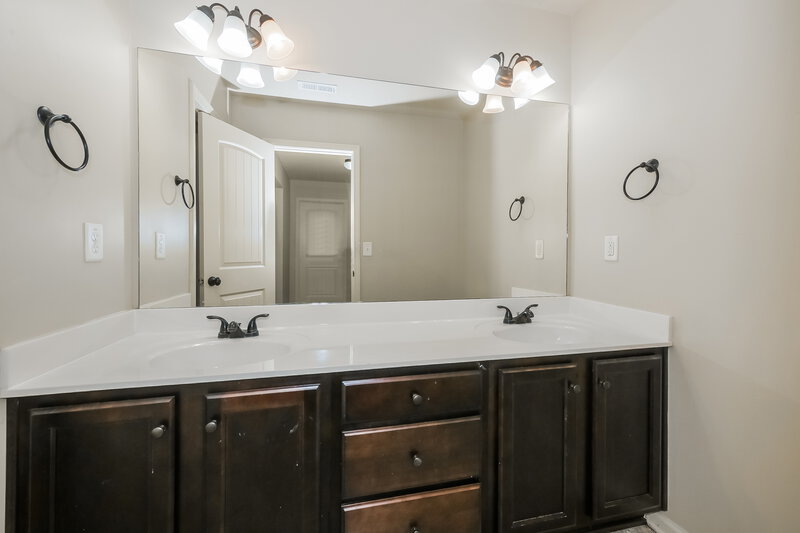 2,360/Mo, 917 Piedmont Dr Locust Grove, GA 30248 Bathroom View