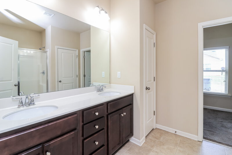 2,850/Mo, 2950 E Captiva Dr Douglasville, GA 30135 Main Bathroom View