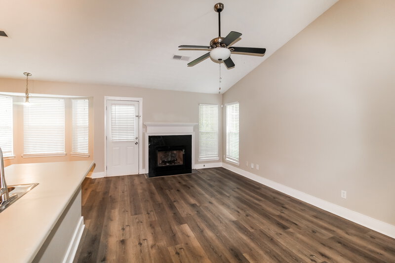 2,260/Mo, 400 S Preston Trl Alpharetta, GA 30022 Living Room View 2