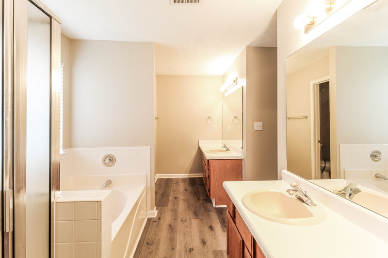 2,260/Mo, 400 S Preston Trl Alpharetta, GA 30022 Main Bathroom View