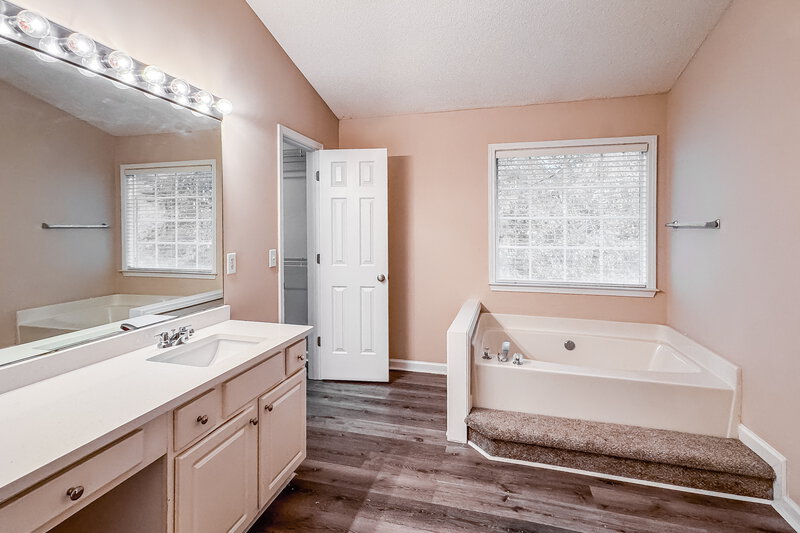 2,300/Mo, 4108 Glenaire Way NW Acworth, GA 30101 Main Bathroom View 2