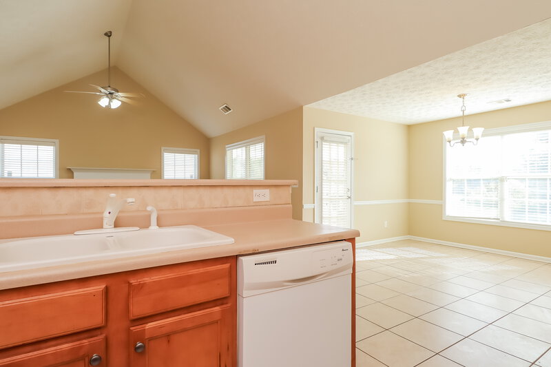 1,815/Mo, 916 Piedmont Dr Locust Grove, GA 30248 Kitchen View 2