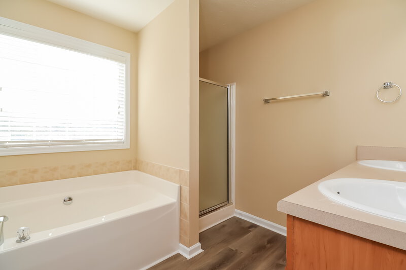 1,815/Mo, 916 Piedmont Dr Locust Grove, GA 30248 Main Bathroom View