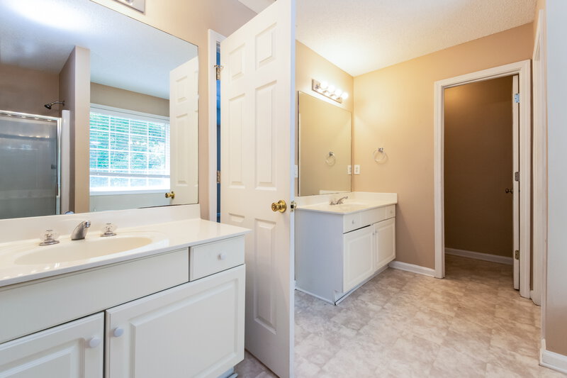 1,900/Mo, 3849 Saint George Ter SW Powder Springs, GA 30127 Main Bathroom View