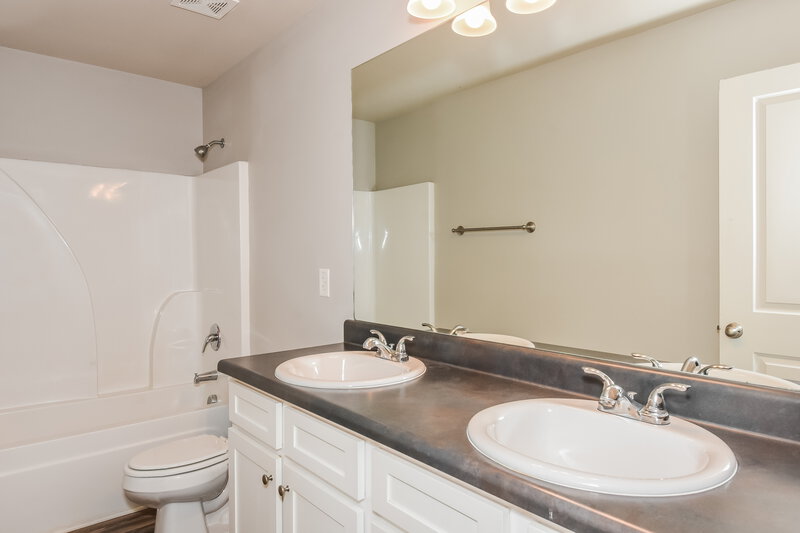 1,910/Mo, 180 Chandler Trce Covington, GA 30016 Bathroom View
