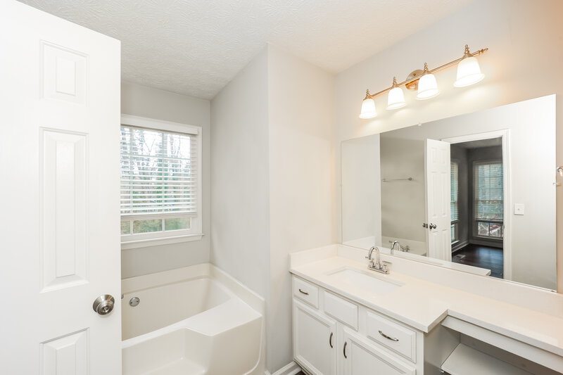 1,895/Mo, 68 Sterling Trl Powder Springs, GA 30127 Main Bathroom View