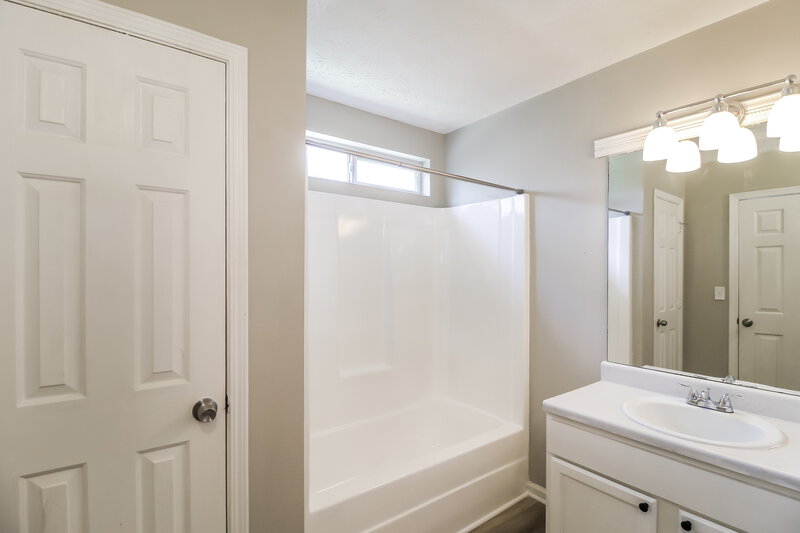 1,855/Mo, 5310 Tussahaw Xing McDonough, GA 30252 Main Bathroom View