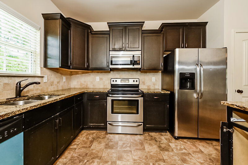 2,220/Mo, 1112 Bowlin Dr Locust Grove, GA 30248 Kitchen View 2