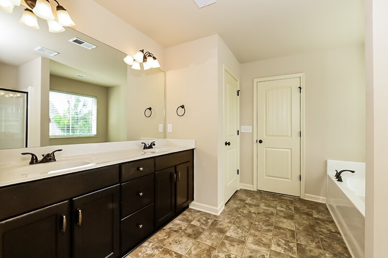 2,220/Mo, 1112 Bowlin Dr Locust Grove, GA 30248 Main Bathroom View 2