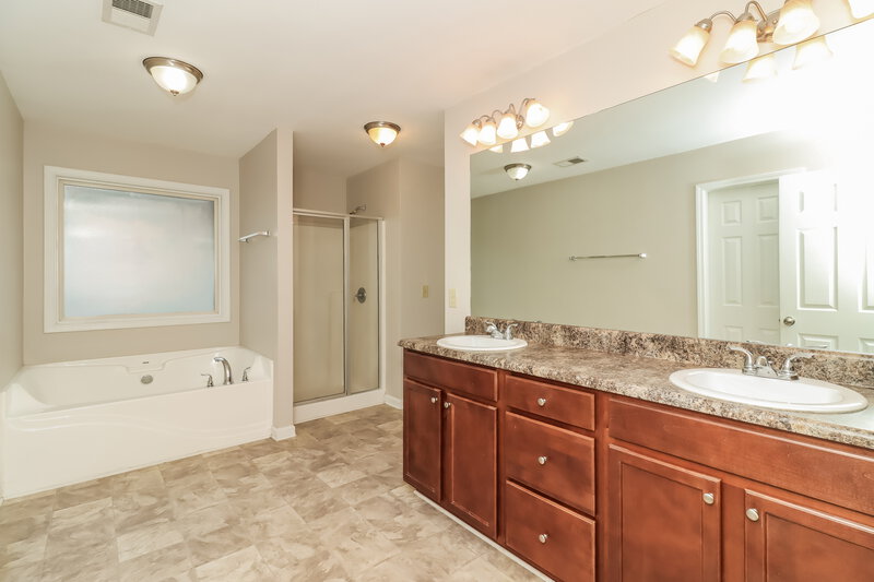 1,665/Mo, 27 Oakbrook Dr SW Cartersville, GA 30120 Main Bathroom View