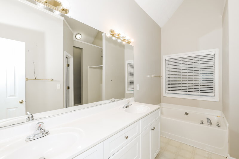 1,880/Mo, 107 Windsong Dr Stockbridge, GA 30281 Main Bathroom View
